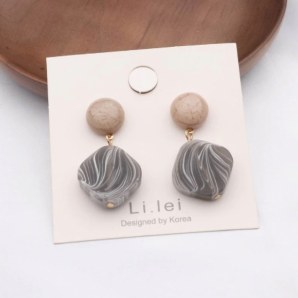 Perfect Ash Gray Earrings - Picture 3 of 4
